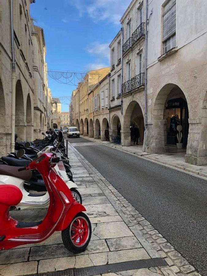 Charmant Cocon Iode Cosy Equipe, Baigne De Lumiere, Situe Au Coeur De La Rochelle A 1Min A Pied Du Marche Central Avec Tv Et Wifi Екстериор снимка