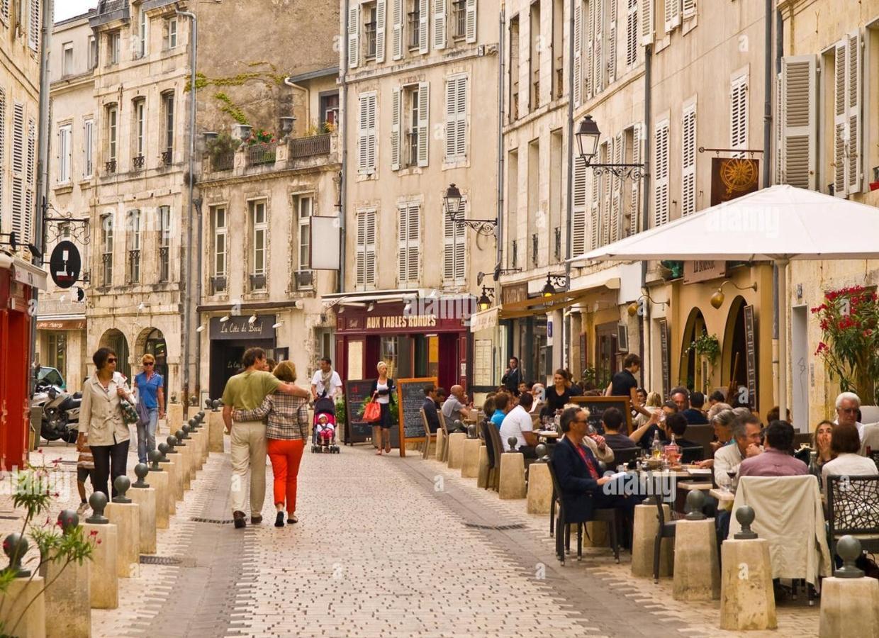 Charmant Cocon Iode Cosy Equipe, Baigne De Lumiere, Situe Au Coeur De La Rochelle A 1Min A Pied Du Marche Central Avec Tv Et Wifi Екстериор снимка
