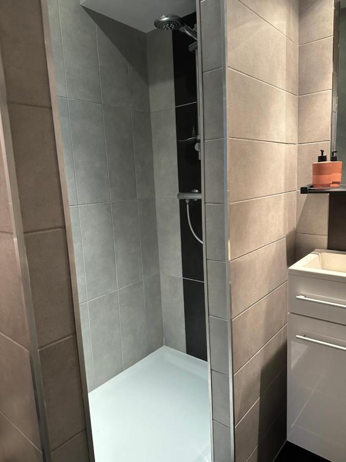 Charmant Cocon Iode Cosy Equipe, Baigne De Lumiere, Situe Au Coeur De La Rochelle A 1Min A Pied Du Marche Central Avec Tv Et Wifi Екстериор снимка